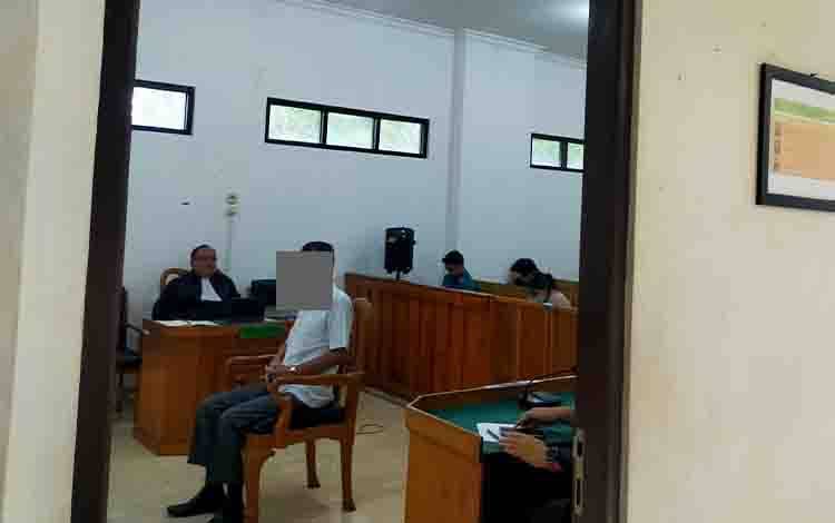 Terdakwa Madi Goening Sius saat menjalani sidang putusan di Pengadilan Negeri Palangka Raya beberapa waktu lalu. (FOTO: APRIANDO)