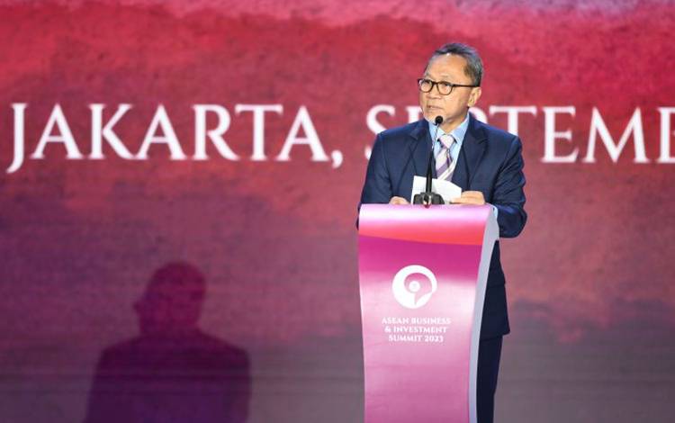 Menteri Perdagangan Zulkifli Hasan berpidato dalam sesi pembuka ASEAN Business Investment Summit (ABIS) 2023 di Jakarta, Minggu (3/9/2023). ANTARAFOTO/Media Center KTT ASEAN 2023/Akbar Nugroho Gumay/foc.