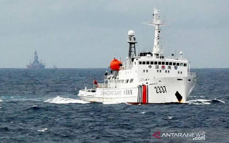 Ilustrasi sebuah kapal Penjaga Pantai Tiongkok (kanan) berpatroli di dekat anjungan minyak RRT, Haiyang Shi You 981 (kiri), di Laut Tiongkok Selatan (13/6/2014). ANTARA/REUTERS/Nguyen Minh/aa. 