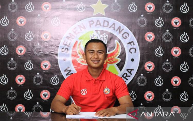 Kakak dari pemain Timnas Indonesia sekaligus Tokyo Verdy, Pratama Arhan, yakni Dimas Roni Saputra. (ANTARA/HO-Humas Semen Padang FC).