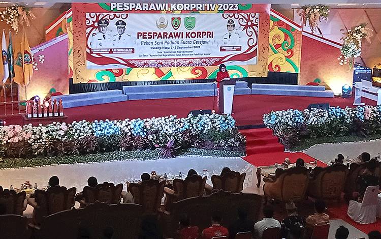 Bupati Pulang Pisau, Pudjirustaty Narang saat memberikan sambutan pada kegiatan Pesparawi IV Korpri tingkat Provinsi Kalimantan tengah bertempat di aula GPU Pulang Pisau. Minggu, 3 September 2023. (FOTO : M PRADILA KANDI)