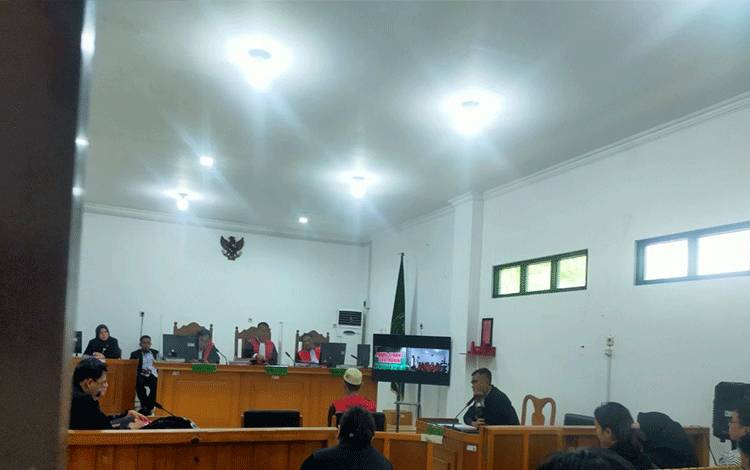 Terdakwa saat menjalani sidang lanjutan di Pengadilan Negeri Palangka Raya, Senin, 4 September 2023. (Foto: Apriando)