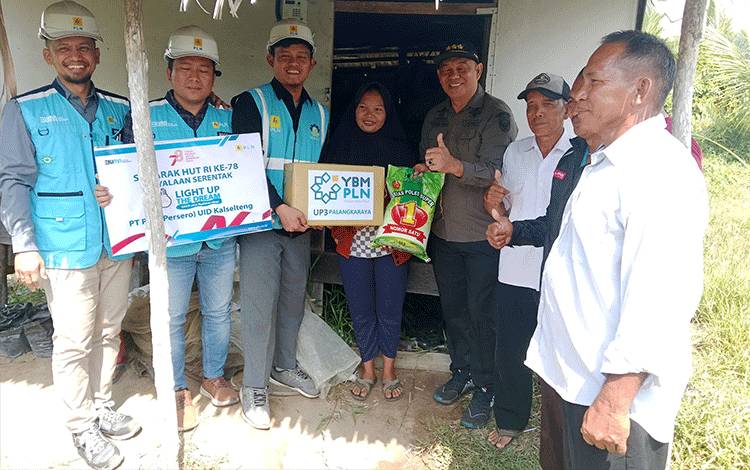 Camat Seruyan Hilir Heryadi Zebua  menghadiri peresmian program Bantuan Pasang Baru Listrik (BPBL) gratis dari PT PLN (Persero) Kalselteng di Desa Sungai Undang. (Foto : Ist) 