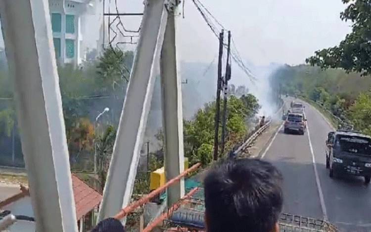 Kepulan asap dari semak belukar sekitar Masjid Baitul Yaqin Kasongan dan Taman Religi terbakar, Senin, 4 September 2023. (FOTO: GOFUR)