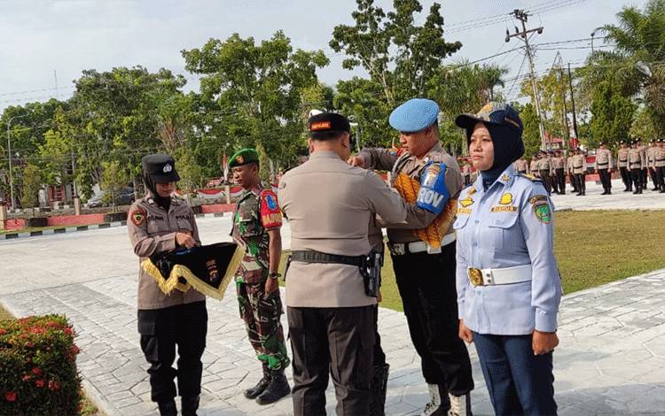 Kapolres Sukamara, AKBP Dewa Made Palguna memasang pita kepada anggota tanda dimulainya Operasi Zebra Telabang 2023, Senin, 4 Agustus 2023. (FOTO: NORHASANAH)