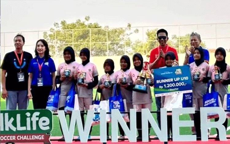 Ketua Umum ASBWI yang juga Bupati Barito Utara, H Nadalsyah menyerahkantropi dan piala kepada kepada para pemenang turnamen sepakbola putri KU-10 dan KU-12, Minggu 3 September 2023. (Foto: Dhani)