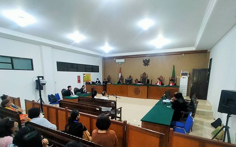 Kedua terdakwa saat menjalani sidang dengan agenda putusan sela di Pengadilan Tipikor Palangka Raya, Senin, 4 September 2023. (FOTO: APRIANDO)
