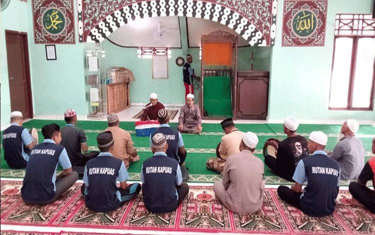 Suasana saat WBP Rutan Kapuas ikuti latihan habsyi, bertempat di Masjid At-Taubah, Senin, 4 September 2023. (FOTO:IST)