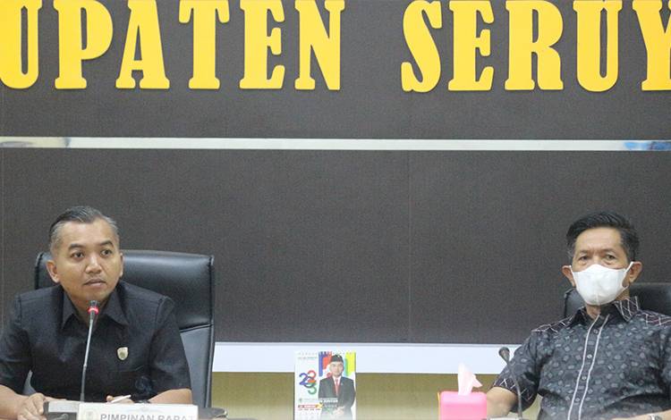 Ketua DPRD Seruyan Zuli Eko Prasetyo didampingi Wakil Ketua I Bambang Yantoko, memimpin pelaksanaan rapat, Senin, 4 September 2023. (FOTO: IST)