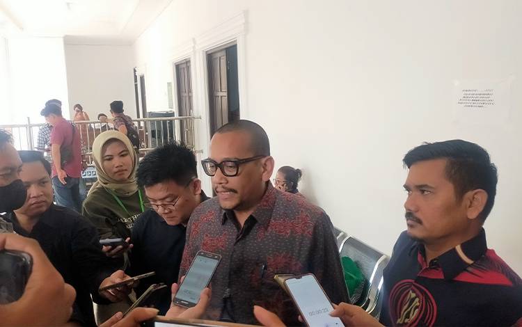 Penasihat Hukum, Regginaldo Sultan didampingi Akmal Hidayat saat diwawancarai di Pengadilan Tipikor Palangka Raya, Senin, 4 September 2023. (FOTO: APRIANDO)