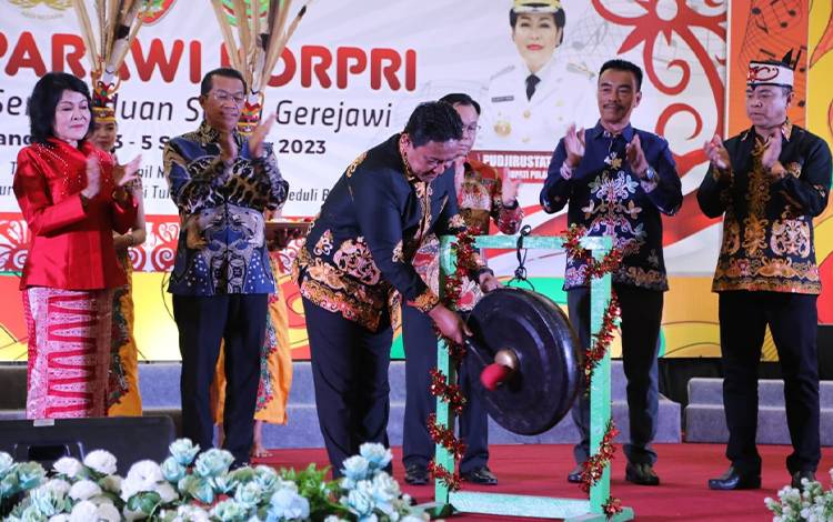 Wakil Gubernur Kalteng H. Edy Pratowo saat membuka secara resmi PESPARAWI IV KORPRI Tingkat Provinsi Kalteng Tahun 2023 ditandai dengan menabuh Katambung. (FOTO: DUAN)