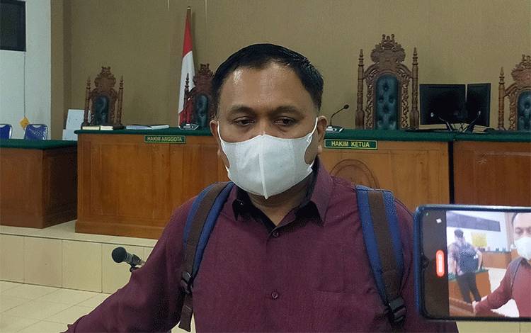 JPU KPK Zaenurofiq saat diwawancarai di Pengadilan Tipikor Palangka Raya, Senin, 4 September 2023 (Foto: Apriando)