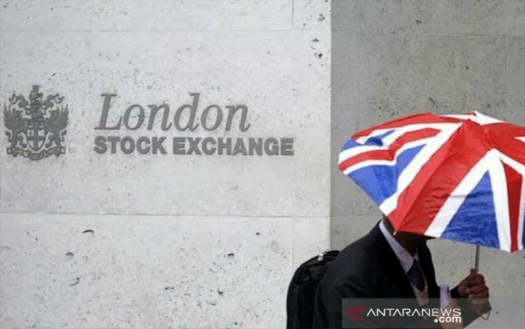 Seorang warga Inggris melintas di pintu masuk Bursa Efek London di London, Inggris. (ANTARA/REUTERS/Peter Nicholls/am.)