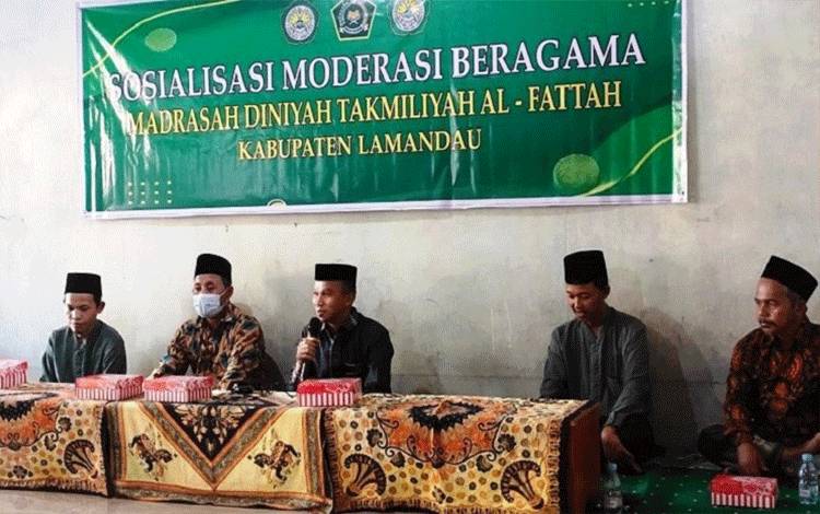 Kepala Kakanwil Kemenag Kabupaten Lamandau Muhidin Arifin saat menjadi narasumber pada kegiatan sosialisasi Moderasi Beragama. (FOTO : HENDI NURFALAH)