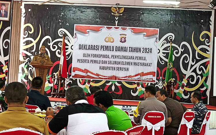 Asisten Pemerintahan dan Kesejahteraan Rakyat Setda Seruyan, Agus Suharto, mewakili Bupati Seruyan pada kegiatan Deklarasi Pemilu Damai Tahun 2024 (Foto : FAHRUL)