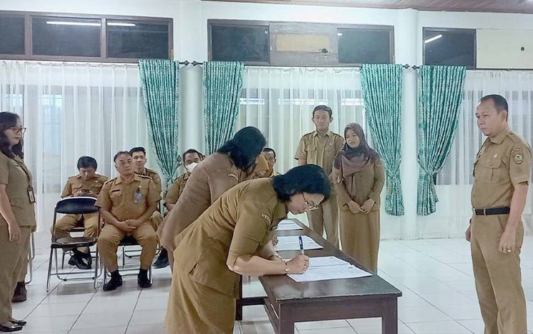 Kepala DPMPTSP Provinsi Kalteng saat menyaksikan Serah Terima Jabatan Pejabat Administrator di Aula DPMPTSP Provinsi Kalteng, Senin, 4 September 2023. (FOTO: IST)