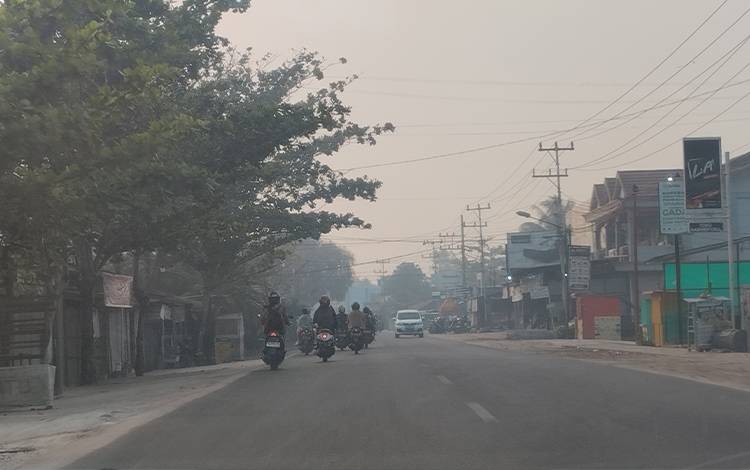 Kabut asap yang menyelimuti Kota Palangka Raya tadi pagi, Rabu, 6 September 2023.(FOTO: TESTI PRISCILLA)