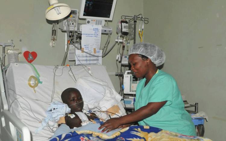 Seorang anak setelah menjalani operasi jantung terbuka di Institut Jantung Uganda. Banyak pasien yang sering dirujuk ke luar negeri karena institusi tersebut tidak mampu menangani beberapa operasi rumit. ANTARA/Xinhua/Uganda Heart Institute