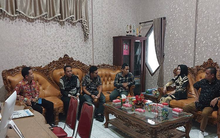 Suasana saat Kasubbag Kepegawaian dan TU Sekretariat DPRD Kapuas, Achmad Norhan (paling kiri) terima kunker Anggota Dewan HSS, Kamis, 7 September 2023. (FOTO: DODI)