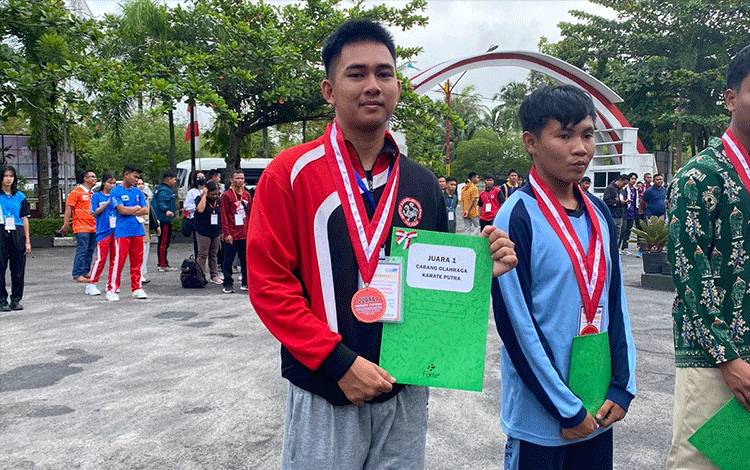 Arya Roffi Ayodia menunjukan penghargaan yang didapatkannya sebagai juara 1 cabor karate putra sehingga menjadi perwakilan SMK yang ada di Kalteng di tingkat nasional.(FOTO: Dokumentasi pribadi untuk Borneonews)