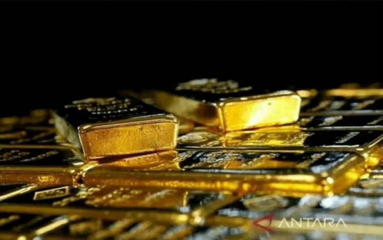 Ilustrasi - Batangan emas di pabrik pemisahan emas dan perak di Wina, Austria. (ANTARA/REUTERS/Leonhard Foeger/aa.)