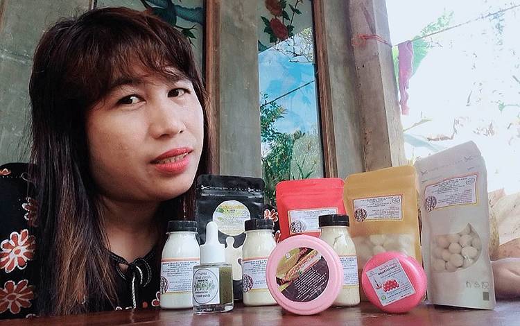 Ranny (39) dengan produk perawatan kulit khas perempuan Dayak Maanyan. (FOTO: IST)