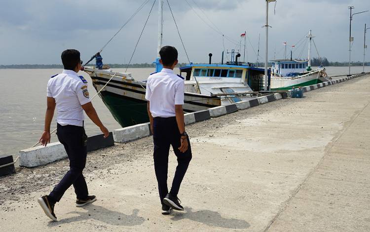 Petugas dari Kantor UPP Teluk Segintung saat mengecek kapal yang sedang tambat di dermaga pelabuhan setempat. (FOTO: IST)