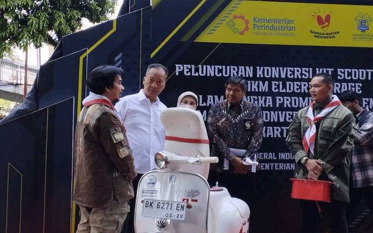 Menperin Agus Gumiwang Kartasasmita saat melihat skuter listrik hasil konversi IKM Elders Garage di Gedung Kemenperin, Jakarta, Jumat (9/6/2023). ANTARA/Benardy Ferdiansyah