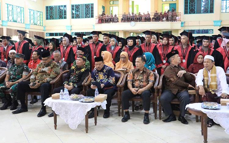 Sekretaris Daerah (Sekda) Kalimantan Tengah (Kalteng), Nuryakin bersama Peserta pada acara Wisuda Sarjana ke-35 dan Magister ke-13 IAIN Palangka Raya. (FOTO: DONIE/ABDAN)