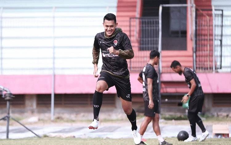 Sesi latihan, Pelatih Kalteng Putra FC, Jafri Sastra berharap dukungan masyarakat dalam laga pertama liga 26 Indonesia melawan Persipura Jayapura pada Minggu, 10 September 2023. (FOTO: KALTENG PUTRA)