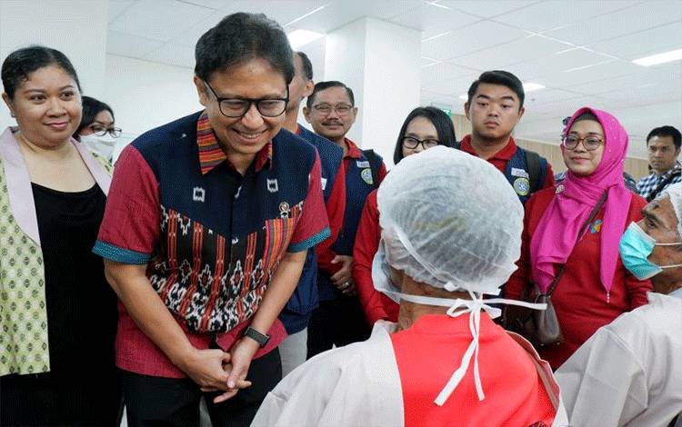 Menteri Kesehatan Budi Gunadi Sadikin berbincang dengan pasien operasi katarak di RSUD Komodo Labuan Bajo, Manggarai Barat, NTT, Sabtu (9/9/2023). (ANTARA/Fransiska Mariana Nuka)