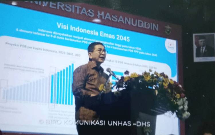 Ketua Kadin M Arsjad Rasjid membawakan orasi ilmiah pada peringatan Dies Natalis Unhas ke-67 di Makassar, Sabtu,(9/9/2023).ANTARA/HO-Unhas