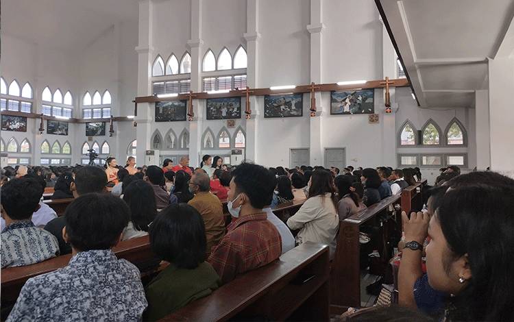 Budaya Jawa ditampilkan dalam misa perayaan HUT ke-60 Paroki Katedral Santa Maria Palangka Raya pagi ini, Minggu, 10 September 2023.(FOTO: TESTI PRISCILLA)