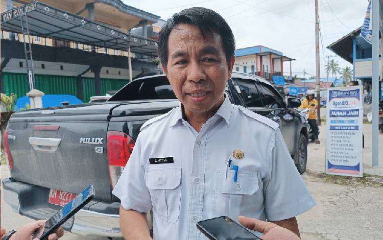 Kepala Dinas Pekerjaan Umum Kabupaten Gunung Mas Baryen saat diwawancarai wartawan. (FOTO: RISKA YULYANA)