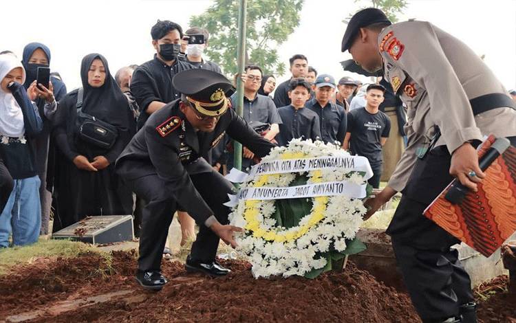 Anggota Satlantas Polres Metro Jakarta Selatan Iptu Jarot Ripiyanto meninggal dunia setelah kecelakaan lalu lintas saat mengamankan KTT Ke-43 ASEAN di Jakarta. ANTARA/HO-Humas Polrestro Jaksel