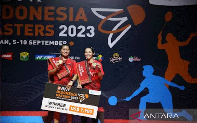 Pasangan ganda putri  Indonesia  Lanny Tria Mayasari/Ribka Sugiarto tampil sebagai juara  turnamen bulutangkis BNI Indonesia Masters 2023. (ANTARA/Juraidi)