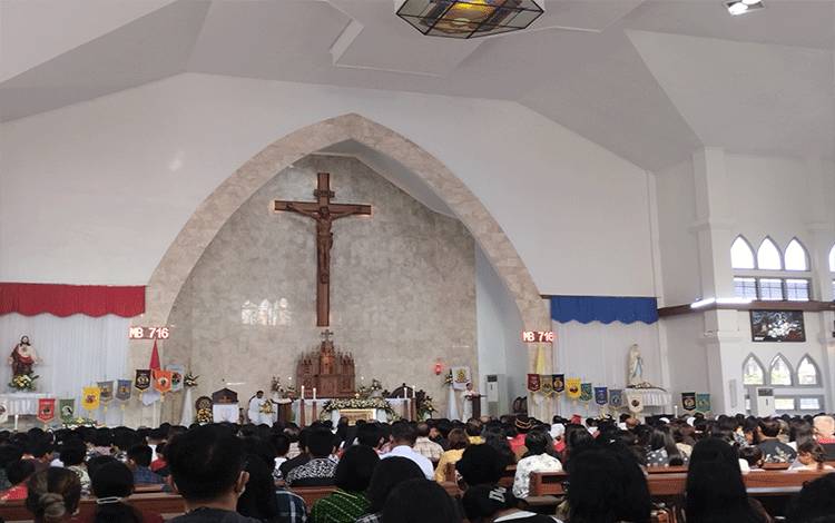 Uskup Keuskupan Palangka Raya, Aloysius Maryadi Sutrisnaatmaka menyampaikan khotbah dalam misa HUT ke-60 Paroki Katedral Santa Maria Palangka Raya pada Minggu, 10 September 2023. (FOTO: TESTI PRISCILLA)