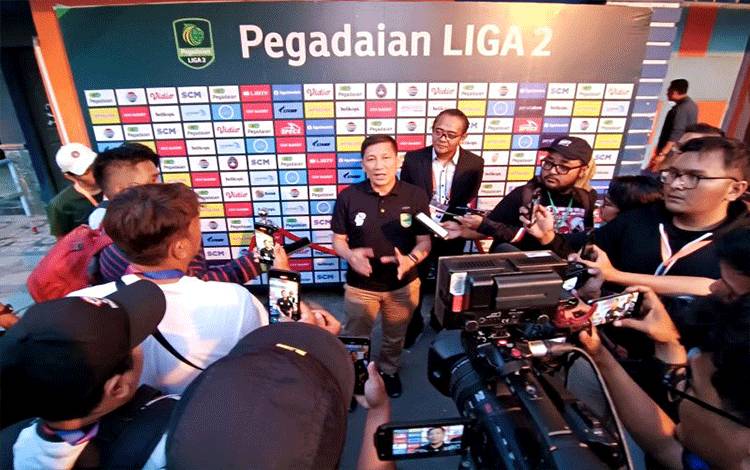 Direktur Utama PT LIB Ferry Paulus (tengah) saat diwawancarai oleh wartawan usai pertandingan pembuka Liga 2 antara Persela melawan Persijap di Stadion Surajaya Lamongan, Minggu petang. (ANTARA/Naufal Ammar Imaduddin)