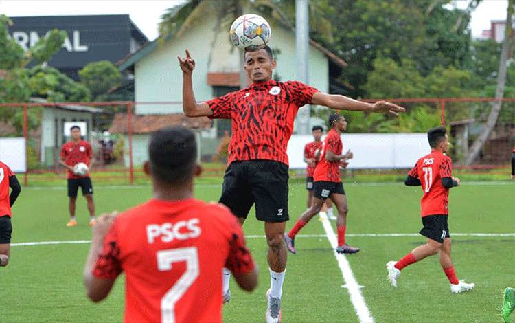Para pemain PSCS menjalani latihan di Lapangan Sepak Bola TNI AD Jenderal Soedirman Cilacap, Jumat (16/9/2022), dan selanjutnya kembali menjalani pemusatan latihan mulai Senin (12/12/2022). ANTARA/HO-Media Officer PSCS