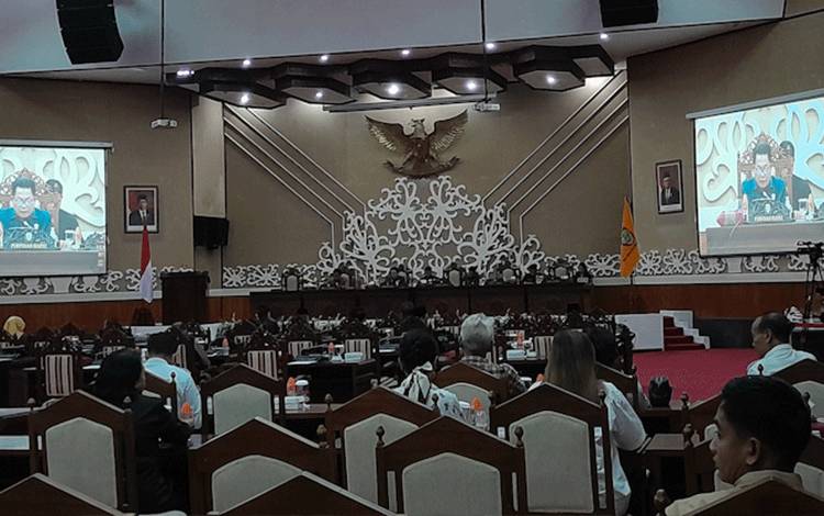 Ketua DPRD Provinsi Kalteng, Wiyatno, S.P saat memimpin rapat paripurna, Senin, 11 September 2023. (Foto:Marini)