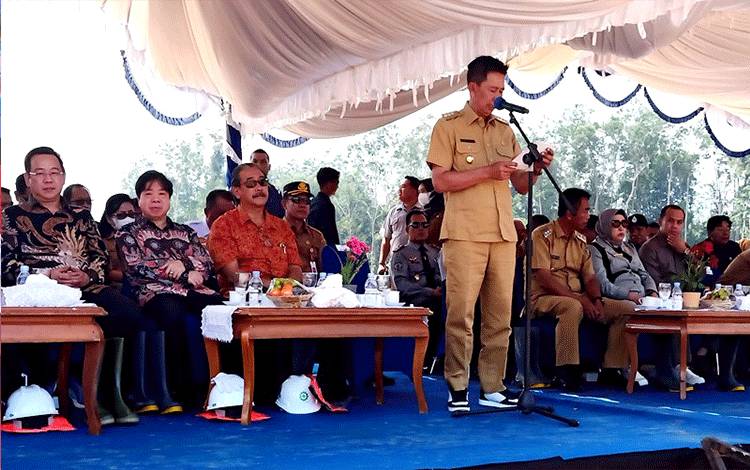 Bupati Barito Utara, H Nadalsyah saat berikan sambutan pada peletakan batu pertama pembangunan pabrik sawit di Desa Bintang Ninggi I Kecamatan Teweh Selatan, Senin 11 September 2023. (Foto: Dhani)