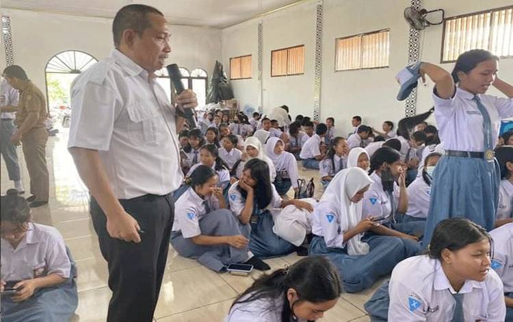 Sosialisasi dan Pendampingan Uji Kemahiran Berbahasa Indonesia atau UKBI. Kali ini, kegiatan diadakan di SMAN 4 Palangka Raya.(FOTO: Dokumentasi Muston Sitohang untuk Borneonews)