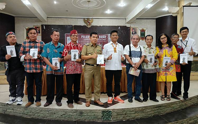 Peluncuran buku Cahaya Arunika dari Dusun Timur di GPU Mantawara Tamiang Layang, Senin, 11 September 2023. Penulis buku Hadi Saputra berdiri paling kiri. (FOTO: BOLE MALO)