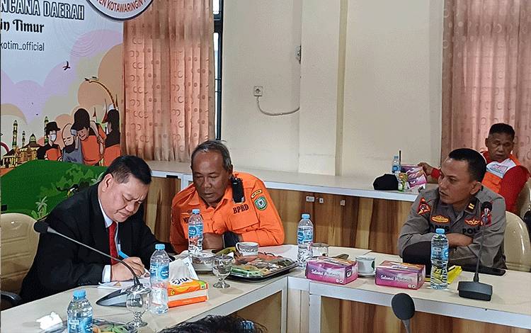 Bupati Kotawaringin Timur Halikinnor dalam rapat koordinasi penetapan status tanggap darurat bencana karhutla. (FOTO: DEWIP)