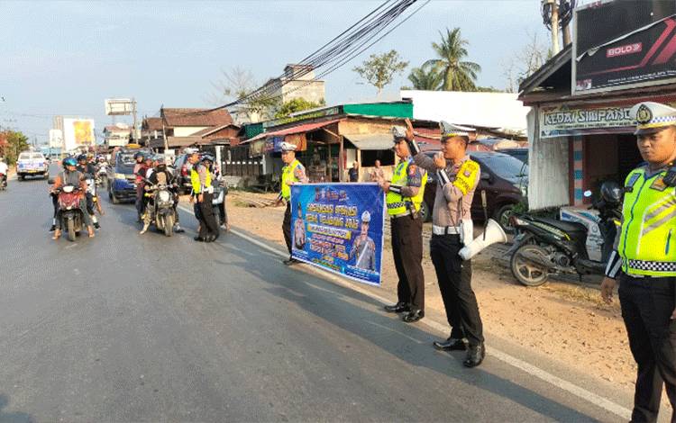 Anggota Satlantas Polres Katingan sosialisasikan keselamatan berlalu lintas kepada pengendara di Kereng Pangi, Senin (11/9/2023.