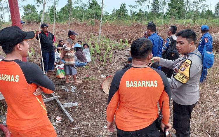 Tim SAR saat melakukan pencarian orang hilang di Desa Rawa Sari, Kecamatan Pulau Hanaut, Kabupaten Kotawaringin Timur. (FOTO: IST)