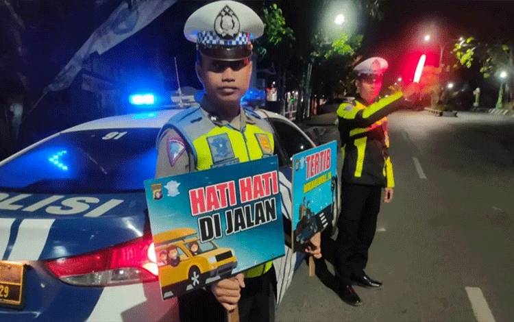 Personel Satlantas Polres Kapuas saat patroli malam hari cegah aksi balapan liar di Kota Kuala Kapuas. (FOTO: IST)