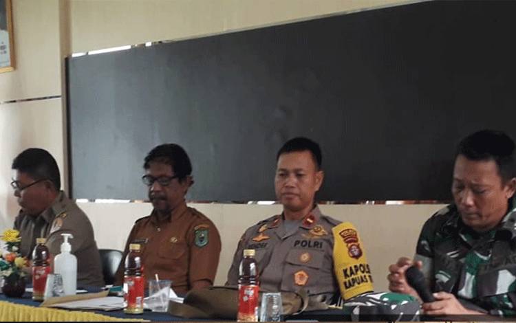 Rapat pembentukan Poslap Pemantau Karhutla di Kecamatan Kapuas, bertempat di Aula kantor camat setempat. (FOTO: IST)