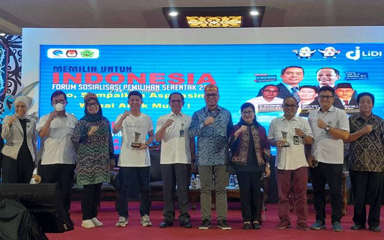 Foto bersama kegiatan memilih untuk Indonesia forum sosialisasi pemilihan serentak 2024, dilaksanakan di Aula UPR, Rabu, 13 September 2023. (Foto: Marini)