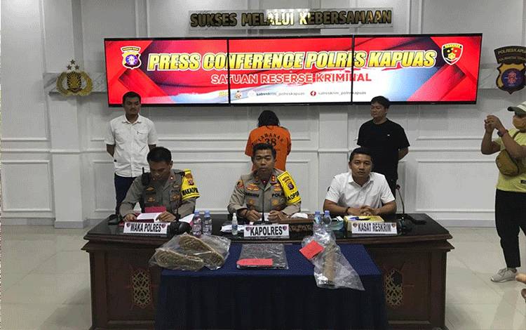 Kapolres Kapuas, AKBP Kurniawan Hartono pimpin press rilis kasus pembunuhan Pasutri di wilayah Timpah, bertempat di Aula Mapolres setempat pada Rabu sore, 13 September 2023. (FOTO: DODI)